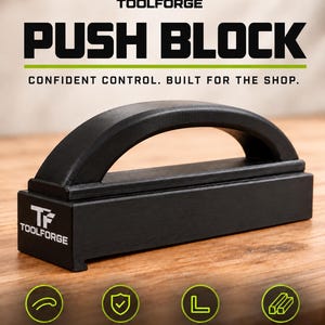 Op de afbeelding: Een zwarte Toolforge duwblok met een gebogen handvat en een rechthoekige basis. De tekst luidt: TF TOOLFORGE PUSH BLOCK, CONFIDENT CONTROL. BUILT FOR THE SHOP. Iconen geven aan: ERGONOMIC HANDLE, DURABLE CONSTRUCTION, POSITIVE MATERIAL CATCH, BUILT FOR WOODWORKERS.