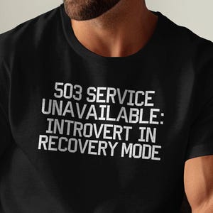 Peut inclure: T-shirt noir avec du texte blanc qui dit "503 Service indisponible : Introverti en mode récupération".