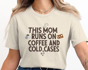 Regalo divertido para mamá / Sudadera con café y crímenes reales / Camiseta con temática de misterio de asesinato para mamá / Sudadera con capucha genial para mamá detective / Camiseta con humor negro para adicta al crimen