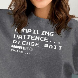 Kompilieren Geduld Shirt Lustiges Coding T-Shirt für Programmierer Entwickler IT-Profis Software-Ingenieure Fehlersuche Geek Tech Humor