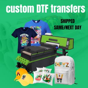 K&ouml;nnte beinhalten: Ein gr&uuml;ner und schwarzer DTF-Drucker mit einem wei&szlig;en T-Shirt, einem wei&szlig;en Rucksack und drei wei&szlig;en Kissen mit bunten Designs. Das T-Shirt hat eine bunte Grafik mit dem Text "POPPING" und der Rucksack hat den Text "HEY" und "W". Der Drucker steht auf einer wei&szlig;en Oberfl&auml;che. Der Text "SHIPPED SAME/NEXT DAY" befindet sich in der oberen rechten Ecke des Bildes.