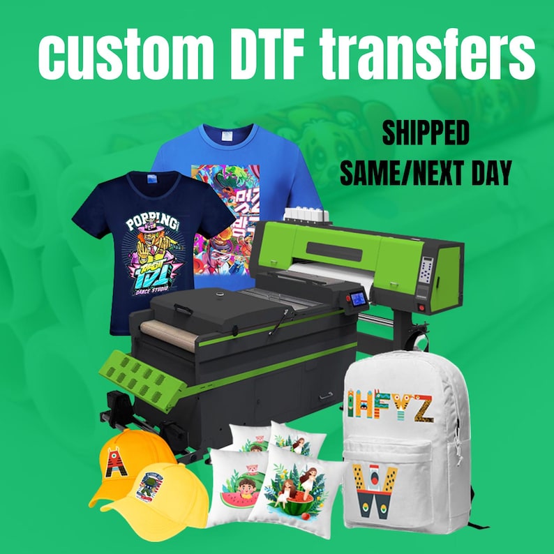 K&ouml;nnte beinhalten: Ein gr&uuml;ner und schwarzer DTF-Drucker mit einem wei&szlig;en T-Shirt, einem wei&szlig;en Rucksack und drei wei&szlig;en Kissen mit bunten Designs. Das T-Shirt hat eine bunte Grafik mit dem Text "POPPING" und der Rucksack hat den Text "HEY" und "W". Der Drucker steht auf einer wei&szlig;en Oberfl&auml;che. Der Text "SHIPPED SAME/NEXT DAY" befindet sich in der oberen rechten Ecke des Bildes.