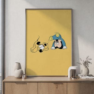 Pode incluir: Uma impressão de arte de parede retangular com fundo amarelo, apresentando uma ilustração de desenho animado de um cão bege deitado e um rato de calças azuis a fazer um pino, ambos num estilo de animação clássico com contornos pretos.