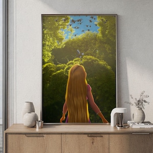 Op de afbeelding: Een ingelijste muurkunstprint met een personage met lang, golvend goudkleurig haar van achteren gezien, staand voor een dicht, levendig groen bos met een helderblauwe lucht erboven, waar een zwerm vogels in de verte vliegt.