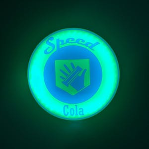 Puede incluir: Un letrero circular brillante con las palabras "Speed" y "Cola" en azul. El centro presenta un diseño verde de mano y brazo dentro de un hexágono azul. El letrero emite una luz turquesa brillante sobre un fondo verde oscuro.