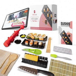 Op de afbeelding: Een sushi-maakset met alle gereedschappen en ingrediënten die je nodig hebt om je eigen sushi thuis te maken. De set bevat een bamboe-rolmat, een rijstspatel, een sushimes, een paar eetstokjes, een kom sojasaus, een fles wasabi, een bakje ingelegde gember en een verscheidenheid aan sushi-ingrediënten, waaronder rijst, nori-zeewier en vullingen. De set bevat ook een stap-voor-stap instructieboekje.