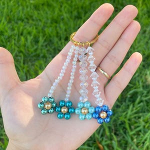 Cadeau de fête d'anniversaire pour invités en gros Cadeaux porte-clés fleurs Cadeaux pour baby shower Carte d'anniversaire personnalisée Porte-clés marguerite