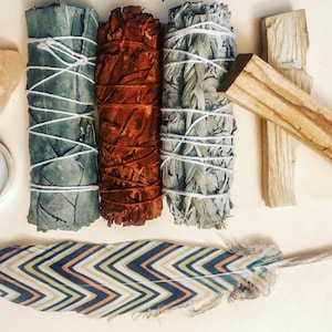 Ground & Protect Ritual Smudge Kit – Sage, Palo Santo, Obsidian, Himalayan Salt, Tealight, Feather