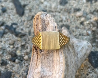 14k Gold Square Signet Ring • Vintage Yellow Gold • Engravable Men’s or Unisex Ring • Size 8.5