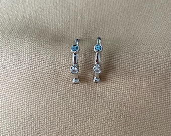 Demi-créoles en or blanc 14 carats avec topaze bleue, diamants et citrine