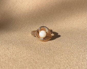 Vintage 18k Gold Pearl Ring with Leaf Motif