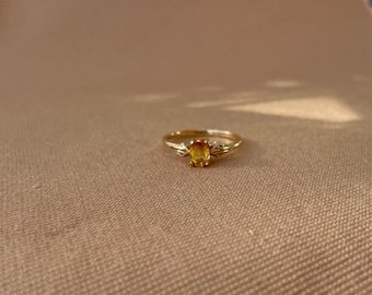 Anillo solitario de citrino en oro de 14 quilates