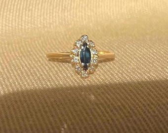 Anillo vintage de zafiro marquesa y diamantes en oro amarillo de 14k