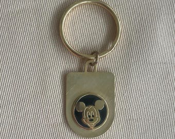 ヴィンテージ ミッキーマウス キーチェーンタグ • 金メッキ ディズニー コレクターズアイテム • クラシック ミッキー アクセサリー