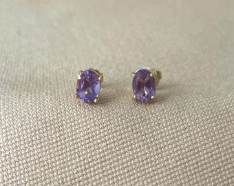Puces d'oreilles ovales en améthyste en or 14 carats