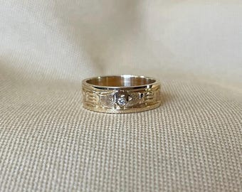 Anillo Claddagh de oro de 14k con detalle de diamante