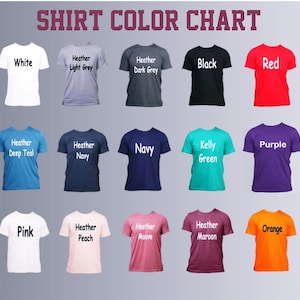 Puede incluir: Una tabla de colores que muestra varios colores de camisetas. La tabla incluye blanco, gris claro, gris oscuro, negro, rojo, azul verdoso oscuro, azul marino, verde Kelly, morado, rosa, melocot&oacute;n, malva, granate y naranja. El texto "SHIRT COLOR CHART" est&aacute; en la parte superior.