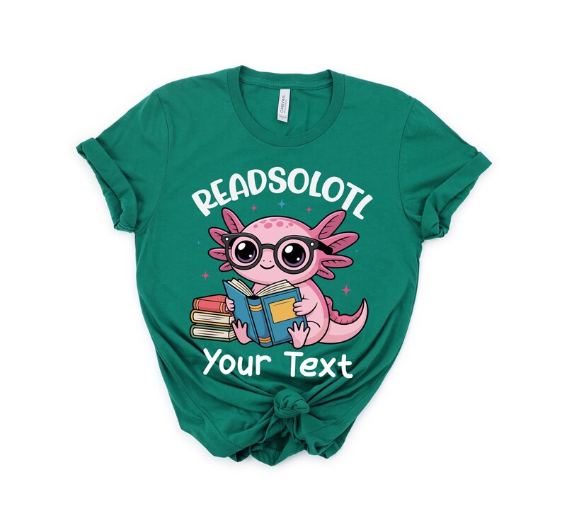 Puede incluir: Una camiseta verde azulado con un ajolote de dibujos animados con gafas y leyendo un libro. El texto "READSOLOTL" y "Your Text" est&aacute;n impresos encima y debajo de la ilustraci&oacute;n del ajolote. El ajolote es rosa y el libro es azul.