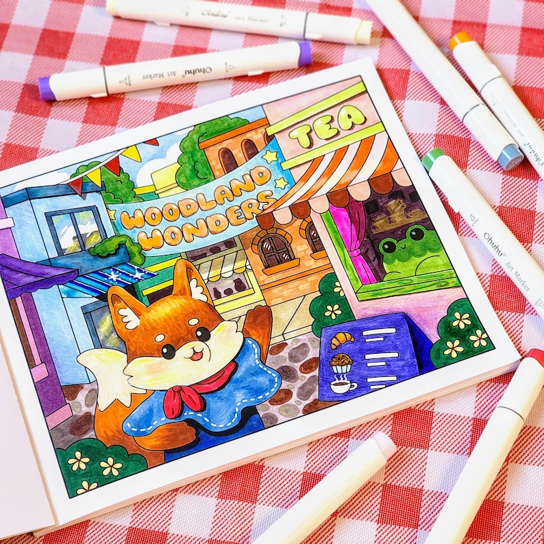 Op de afbeelding: Een kleurplaat met een cartoonvos in een blauwe outfit, met de tekst "Woodland Wonders". De pagina is gekleurd met verschillende stiften, waaronder paars, groen en oranje. De sc&egrave;ne omvat een theehuis en een kikker.