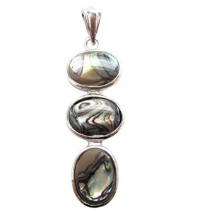 Pode incluir: Um pendente de prata com tr&ecirc;s incrusta&ccedil;&otilde;es ovais de concha de abalone. As conchas iridescentes est&atilde;o dispostas verticalmente, com uma argola de prata no topo para pendurar. O pendente &eacute; uma joia.