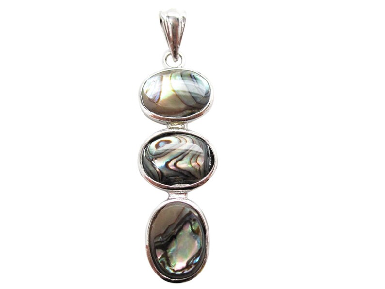 Pode incluir: Um pendente de prata com tr&ecirc;s incrusta&ccedil;&otilde;es ovais de concha de abalone. As conchas iridescentes est&atilde;o dispostas verticalmente, com uma argola de prata no topo para pendurar. O pendente &eacute; uma joia.
