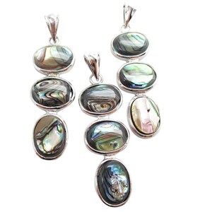 Pode incluir: Tr&ecirc;s pingentes de prata com pedras ovais de concha de abalone iridescente. Cada pingente tem um n&uacute;mero diferente de pedras, de tr&ecirc;s a cinco. As pedras exibem uma gama de cores, incluindo verde, azul e rosa.