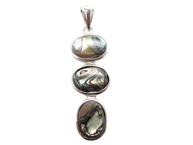 Pode incluir: Um pendente de prata com tr&ecirc;s pedras ovais de concha de abalone. As pedras iridescentes est&atilde;o dispostas verticalmente, cada uma emoldurada por uma moldura de prata. O pendente tem um design simples e elegante, adequado para uso di&aacute;rio.