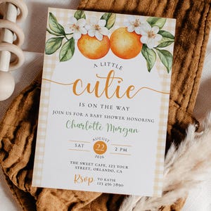 Peut inclure: Invitation de baby shower avec un motif floral orange et blanc. L'invitation indique "A Little Cutie is on the Way" et comprend les d&eacute;tails d'une baby shower en l'honneur de Charlotte Morgan. L'invitation est sur un fond vichy.