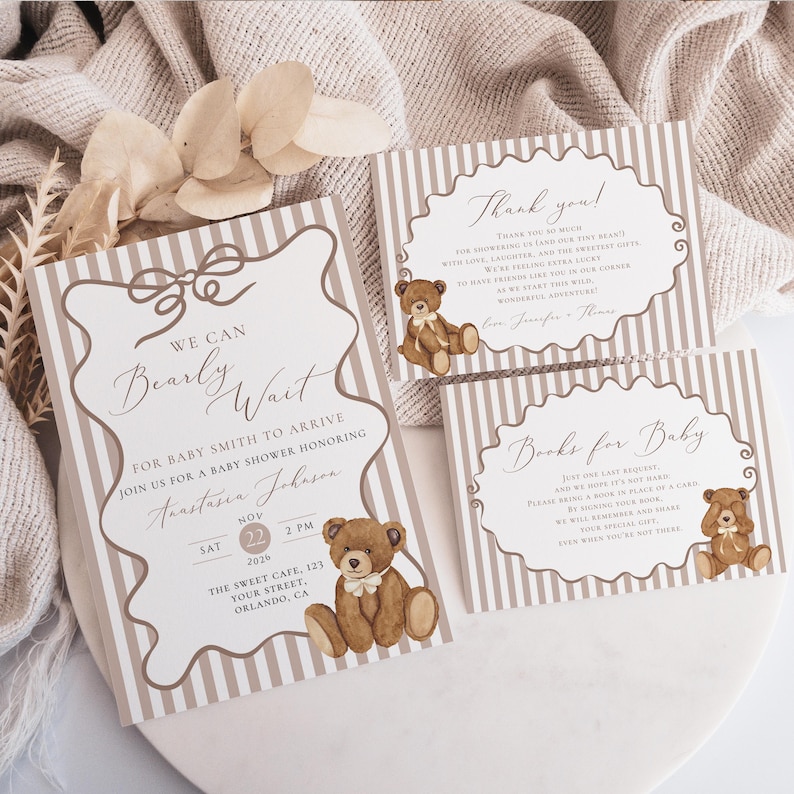 Op de afbeelding: Babydouche-uitnodigingsset met een teddybeerthema. De set bevat een uitnodiging, een bedankkaart en een boekverzoekkaart. De kaarten hebben een gestreepte achtergrond met strik- en teddybeerillustraties. De uitnodiging luidt "We Can Bearly Wait".