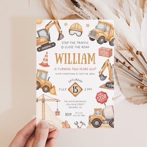 Könnte beinhalten: Geburtstagseinladung zum Thema Bau mit einem gelben Bagger, einem Betonmischer, einem Bauarbeiter und einem Stoppschild. Die Einladung lautet "Stop the traffic & close the road William is turning two years old! Dump everything & join the crew Saturday July 15 2 PM The Smith Residence 1234 Your Street Orlando, CO To Lucy RSVP 123 456 7890"