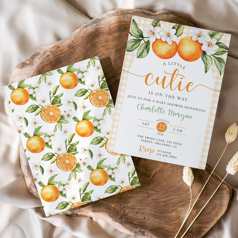 Peut inclure: Deux faire-part de baby shower avec des motifs d'oranges et de fleurs. L'un des faire-part porte le texte "A Little Cutie Is On The Way" et les d&eacute;tails de l'&eacute;v&eacute;nement. L'autre pr&eacute;sente un motif r&eacute;p&eacute;t&eacute; d'oranges, de feuilles et de fleurs.