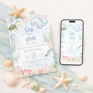 Może przedstawiać: Zaproszenie na baby shower z akwarelowym motywem życia morskiego, w tym wieloryba, ż&oacute;łwia i konika morskiego. Na zaproszeniu widnieje napis "Sea you soon BABY" i zawiera szczeg&oacute;ły wydarzenia. Smartfon wyświetla ten sam projekt.