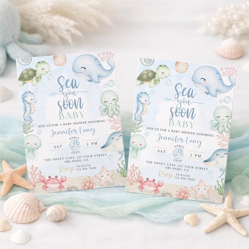 Może przedstawiać: Dwa zaproszenia na baby shower z motywem morskim w akwareli. Każda karta zawiera ilustracje stworzeń morskich, takich jak wieloryby, ż&oacute;łwie i koniki morskie. Tekst brzmi "Sea you soon BABY" i zawiera szczeg&oacute;ły wydarzenia.