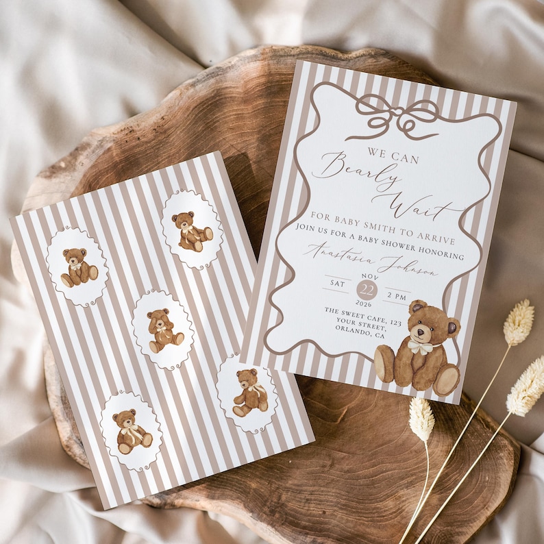 Op de afbeelding: Baby shower uitnodigingen met een teddybeer thema. E&eacute;n uitnodiging bevat de tekst "We Can Bearly Wait" en evenementdetails. De andere uitnodiging heeft een patroon van teddyberen in ovale kaders. Beide hebben een bruin-witte gestreepte achtergrond.