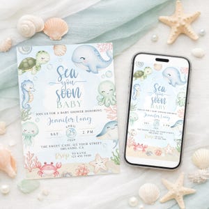 Może przedstawiać: Zaproszenie na baby shower z motywem morskim. Zaproszenie zawiera ilustracje zwierząt morskich, takich jak wieloryby, ż&oacute;łwie i koniki morskie. Tekst brzmi "Sea you soon BABY" i zawiera szczeg&oacute;ły wydarzenia. Smartfon wyświetla ten sam projekt.