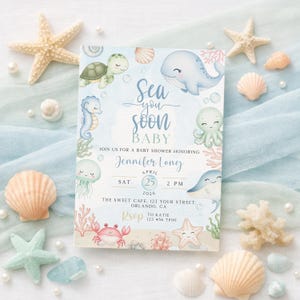 Może przedstawiać: Zaproszenie na baby shower z akwarelowym motywem stworzeń morskich. Zaproszenie głosi "Sea you soon BABY" i zawiera szczeg&oacute;ły baby shower Jennifer Long 25 kwietnia 2026 o godzinie 14:00. Ozdobione muszlami.