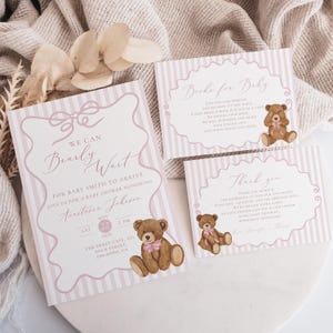 Peut inclure: Ensemble de papeterie pour baby shower avec un motif à rayures roses et blanches. L'invitation indique "We Can Bearly Wait" et comprend une illustration d'ours en peluche. La carte de remerciement présente également un ours en peluche.