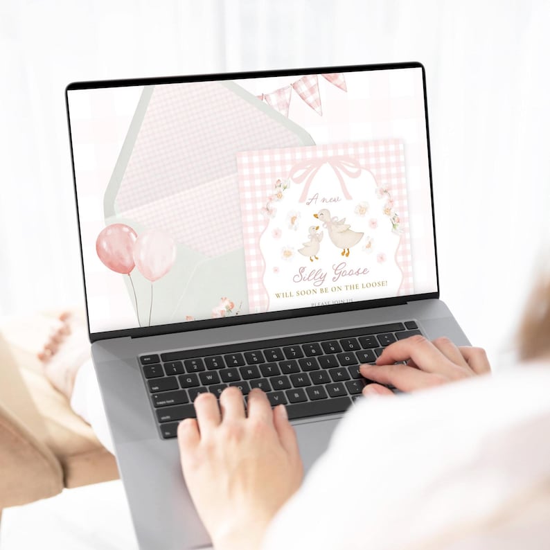 K&ouml;nnte beinhalten: Ein Laptop zeigt eine Babyparty-Einladung mit rosa Vichy-Muster, floralen Akzenten und dem Text "A new Silly Goose will soon be on the loose!" Zwei rosa Ballons sind zu sehen.