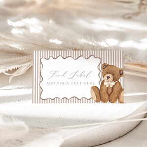 Op de afbeelding: Een voedseletiketkaart met een bruine teddybeer illustratie. De kaart heeft een geschulpte rand en een verticaal gestreepte achtergrond. Tekst op de kaart luidt "Food Label" en "Add Your Text Here".