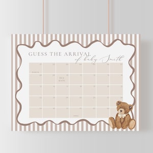 Op de afbeelding: Een babyshowerkalender met een teddybeerillustratie. De kalender heeft een beige achtergrond met een bruine rand en gestreepte achtergrond. De tekst luidt "GUESS THE ARRIVAL of baby Smith" en bevat een kalenderraster voor maart en april.