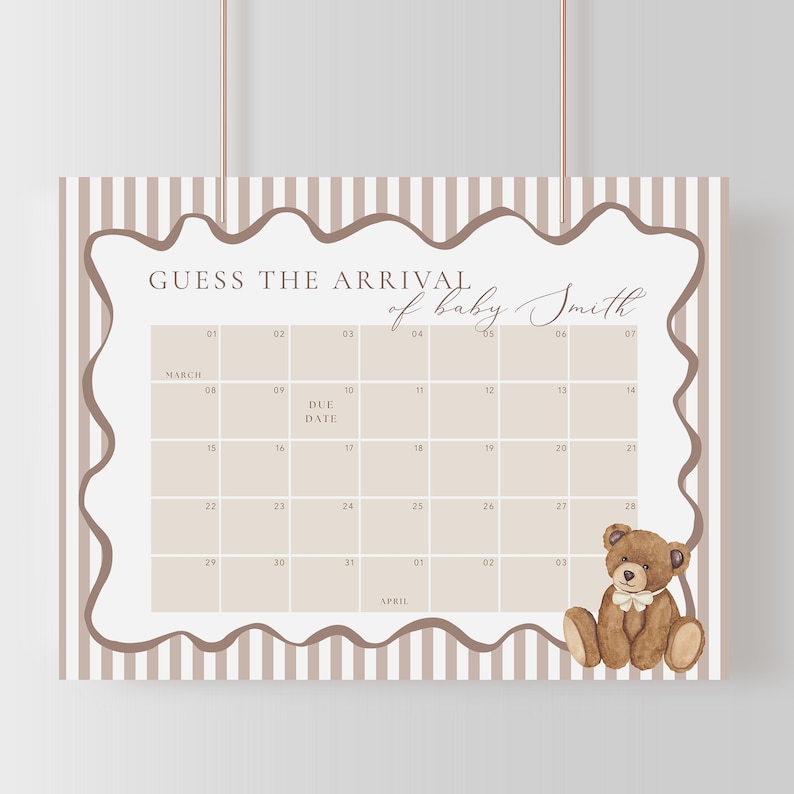 Op de afbeelding: Een babyshowerkalender met een teddybeerillustratie. De kalender heeft een beige achtergrond met een bruine rand en gestreepte achtergrond. De tekst luidt "GUESS THE ARRIVAL of baby Smith" en bevat een kalenderraster voor maart en april.