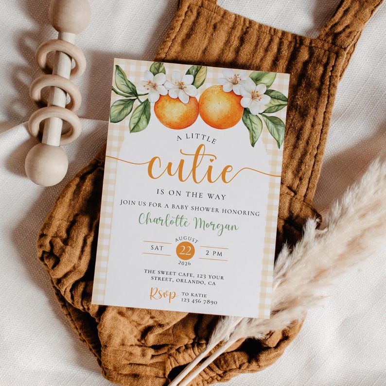 Peut inclure: Invitation de baby shower avec un motif floral orange et blanc. L'invitation indique "A Little Cutie is on the Way" et comprend les d&eacute;tails d'une baby shower en l'honneur de Charlotte Morgan. L'invitation est sur un fond vichy.