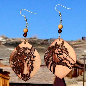 Paard oorbellen. Cowgirl paard oorbellen. Paardensieraden. Cowgirl sieraden houten oorbellen