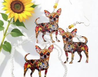 Puede incluir: Pendientes de perro Chihuahua con un colorido patrón de mosaico. Los pendientes son de color plateado y presentan un pequeño diseño detallado de perro. La imagen también incluye un girasol y una cadena plateada.