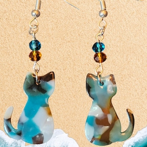 Acrylic Kitty Cat Earrings: Stone-Look Animal Jewelry