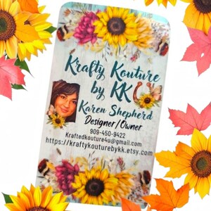 Peut inclure: Une carte de visite rectangulaire avec un fond en grain de bois blanc orn&eacute; de tournesols et de fleurs roses. Le texte indique Krafty Kouture by KK, Karen Shepherd Designer/Owner, 909-450-9422, Kraftedkouture4u@gmail.com et https://kraftykouturebykk.etsy.com.