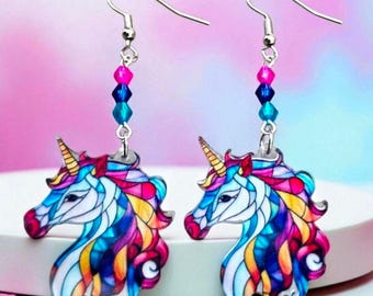 Einhorn-Ohrringe aus Buntglas: Schmuck mit Acrylanhänger. Ohrhaken aus Sterlingsilber.