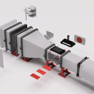 Può includere: Un modello di motore a reazione bianco e grigio smontato con accenti rossi. Il motore è composto da più parti, tra cui una ventola, un compressore, una camera di combustione e una turbina.