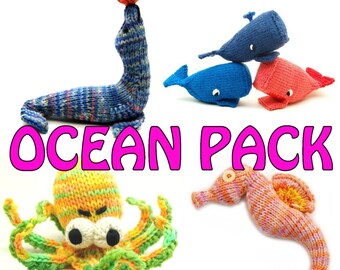 Op de afbeelding: Een verzameling gebreide speelgoed met oceaanthema, waaronder een zeehond die een bal balanceert, drie walvissen, een octopus en een zeepaardje. Het speelgoed is in verschillende kleuren, zoals blauw, oranje en groen. De tekst "OCEAN PACK" staat in roze.