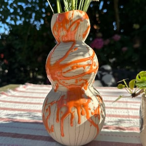 Handgefertigte Keramik Vase mit individueller Glasur und charaktervoller Oberfläche.     Designobjekt mit Charakter.